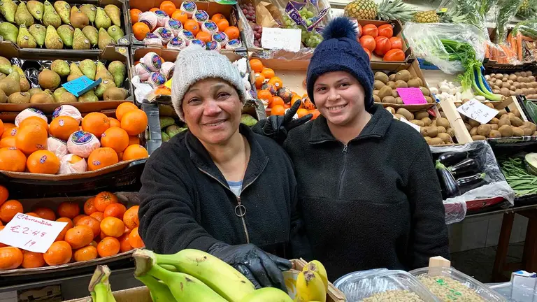 Carmen y Ver&oacute;nica en la fruter&iacute;a Vanesa en la calle Monasterio de Irache 21 de Pamplona. Navarra.com