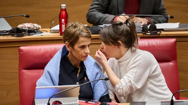 Mar&iacute;a Chivite, presidenta del Gobierno de Navarra, junto a la consejera de Vivienda, Bego&ntilde;a Alfaro, durante el Pleno del Parlamento de Navarra. PABLO LASAOSA