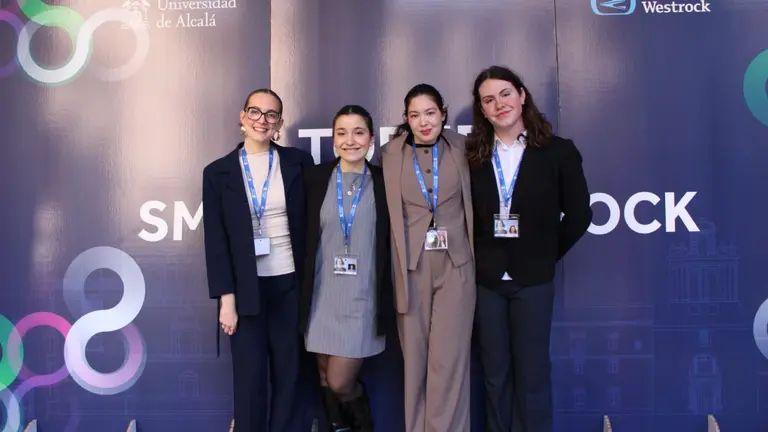 Imagen de las alumnas participantes en la competici&oacute;n. UPNA
