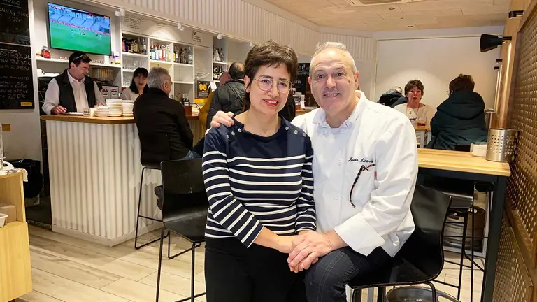 Lorena Salazar y Jes&uacute;s Astarriaga en el bar restaurante Xanti de Estella. Navarra.com