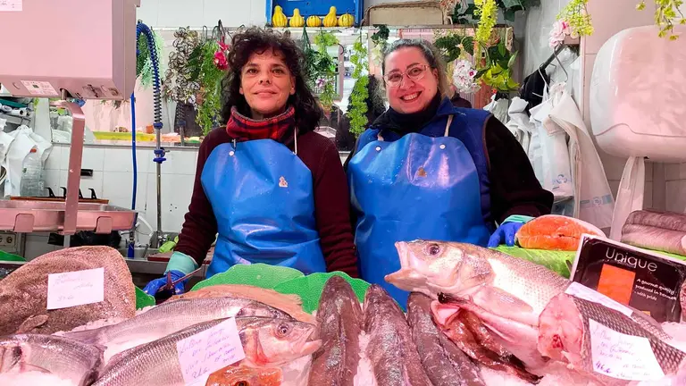 Cristina y Arancha en la pescader&iacute;a La Dorada de Pamplona. Navarra.com