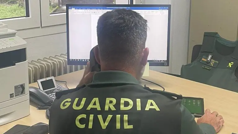 Agente recibiendo un aviso por tel&eacute;fono. GUARDIA CIVIL EN NAVARRA