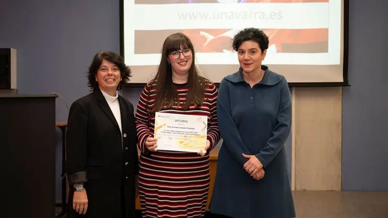 Margarita Tripero, responsable del &aacute;rea de relaciones institucionales de Wolters Kluwer; Irache Gonz&aacute;lez, premiada; y Beatriz Rodr&iacute;guez Saez de Galdeano, decana de la Facultad. UPNA