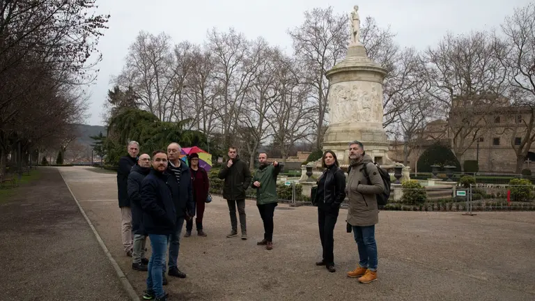 El alcalde de Pamplona, Joseba Asiron, visita el parque de la Taconera tras el traslado de las estatuas de Sarasate. AYUNTAMIENTO DE PAMPLONA