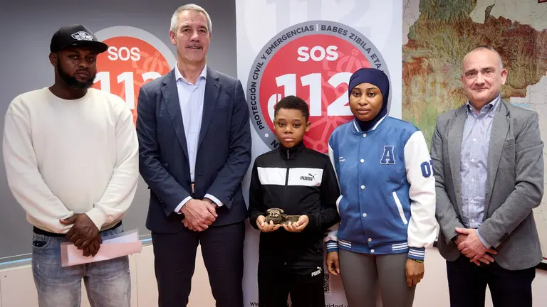 En la imagen el director general de Interior, Salvador D&iacute;ez, el ni&ntilde;o William Arthur junto a sus familiares, y el director del Servicio de Emergencias, Prevenci&oacute;n y Protecci&oacute;n Civil, Jos&eacute; Joaqu&iacute;n Pascual. GOBIERNO DE NAVARRA