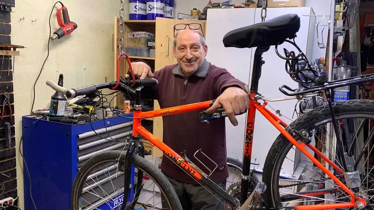 Rufino Hernaiz en su tienda de arreglos de bicicletas en Pamplona. Navarra.com