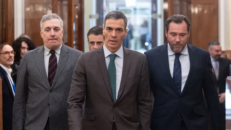 El presidente del Gobierno, Pedro S&aacute;nchez, y el ministro de Transportes, &Oacute;scar Puente (derecha). EDUARDO PARRA / EUROPA PRESS