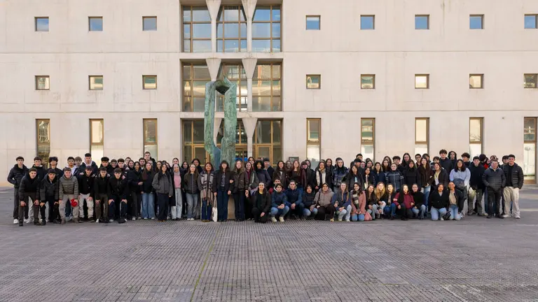 Alumnos del Instituto Navarro Villoslada, en su visita. UPNA