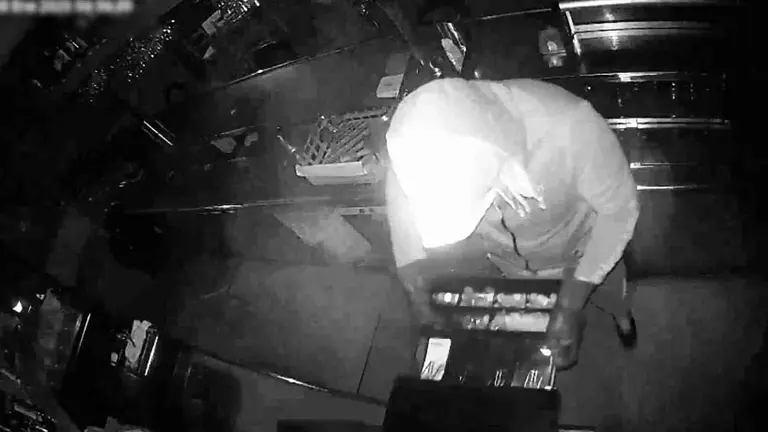 Fotograma del video captado por las c&aacute;maras de seguridad en uno de los atracos por alunizaje. GC / PF