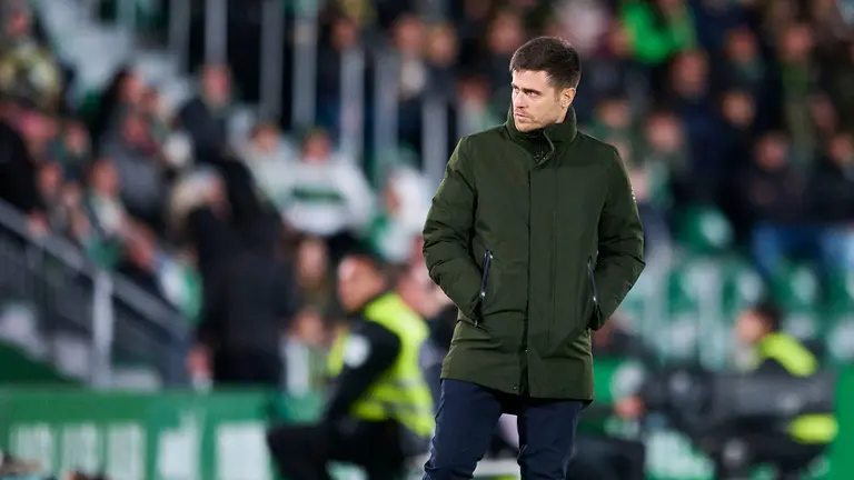 Alessio Lisci de pie en el partido Elche - Osasuna en el Mart&iacute;nez Valero. Francisco Macia / AFP7 / Europa Press
13/2/2026 ONLY FOR USE IN SPAIN