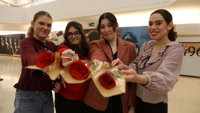 Alumnas reparten rosas solidarias por San Valent&iacute;n. UNIVERSIDAD DE NAVARRA