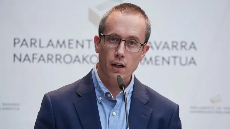 El parlamentario de EH Bildu Mikel Zabaleta realiza declaraciones en el Legislativo foral. EDUARDO SANZ / EUROPA PRESS