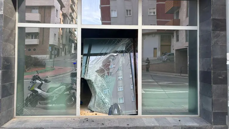 Accidente de moto contra un comercio. POLIC&Iacute;A LOCAL DE TUDELA