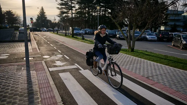 La Gerencia y la Comisi&oacute;n de Urbanismo visita las obras del carril bici y de mejoras medioambientales en la calle Irunlarrea, en el tramo comprendido entre las avenidas de P&iacute;o XII y Bara&ntilde;&aacute;in. PABLO LASAOSA