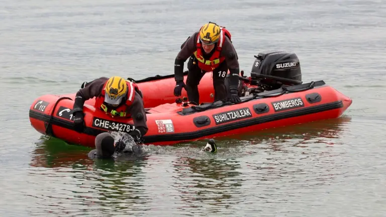 Bomberos de Navarra durante un simulacro de rescate acu&aacute;tico.
UNAI BEROIZ/GOBIERNO DE NAVARRA