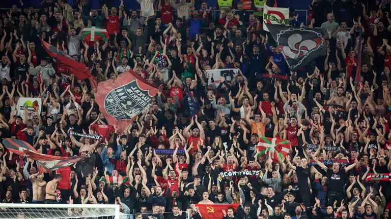 La grada del estadio de El Sadar durante el partido de La Liga EA Sports entre CA Osasuna y Real Madrid CF disputado en Pamplona. I&Ntilde;IGO ALZUGARAY