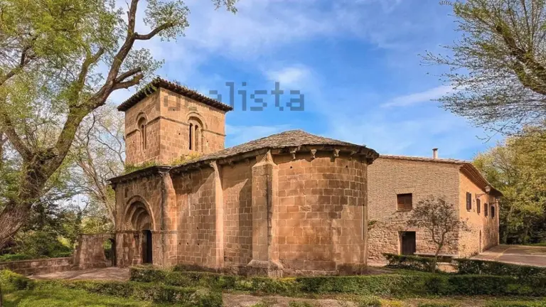 La iglesia rom&aacute;nica que se vende en Sang&uuml;esa. IDEALISTA