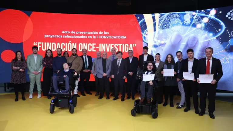 Momento de la entrega de la beca de Fundaci&oacute;n ONCE. UPNA