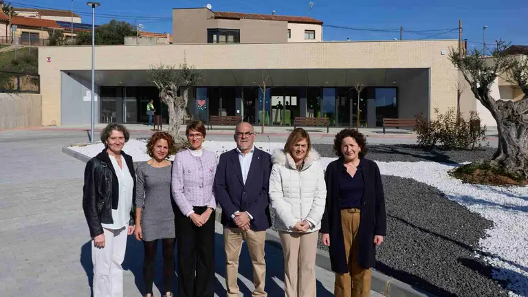 Autoridades ante el centro de d&iacute;a de Murchante. GOBIERNO DE NAVARRA