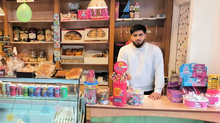 Nacho Leopoldo Cerreduela en su tienda Dulces El Potro en Ablitas. Navarra Emprende.