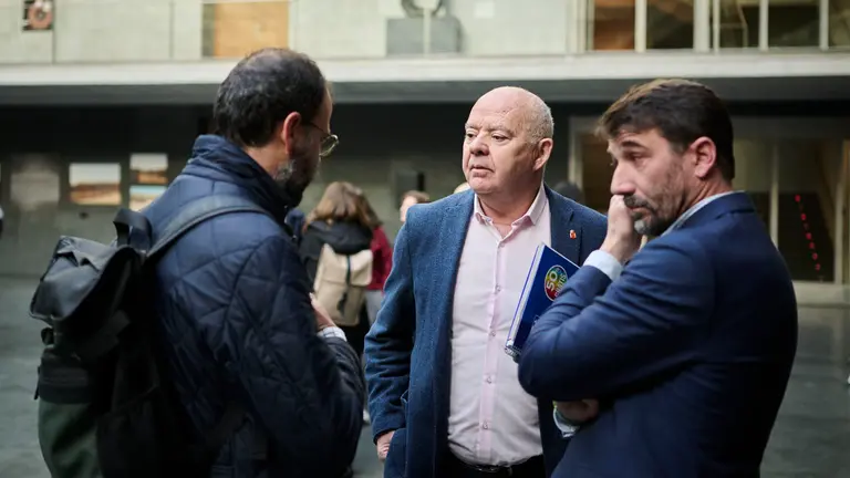Emilio Jim&eacute;nez, durante el Pleno del Parlamento de Navarra. PABLO LASAOSA