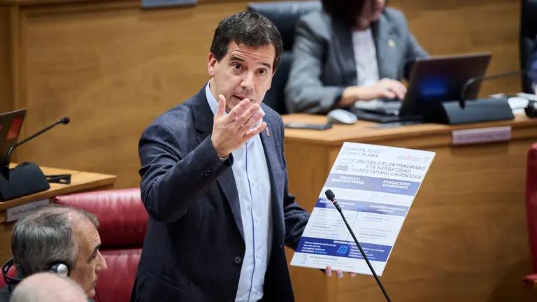 Mikel Irujo, consejero de Industria y Transici&oacute;n Ecol&oacute;gica y Digital Empresarial, durante el Pleno del Parlamento de Navarra. PABLO LASAOSA