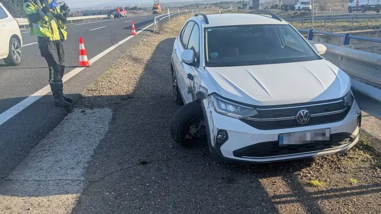 El coche siniestrado en la AP-68 a la altura de Tudela. BOMBEROS DE NAVARRA