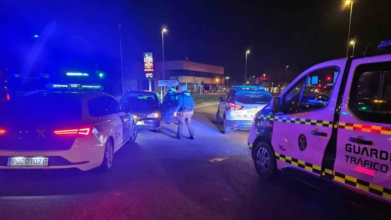 El coche de la conductora inmovilizado por varias patrullas. GUARDIA CIVIL