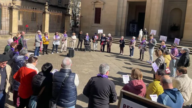 Imagen de la concentraci&oacute;n feminista ante la Catedral de Pamplona. CEDIDA