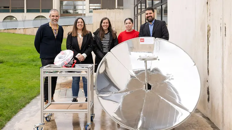 De izq. a dcha.: Ismael Pellejero, Cristina Salazar, Uxue Llorente, Carmen Garijo y Fernando Bimbela posan en la UPNA con los distintos prototipos desarrollados durante el proyecto. UNIVERISDAD P&Uacute;BLICA DE NAVARRA