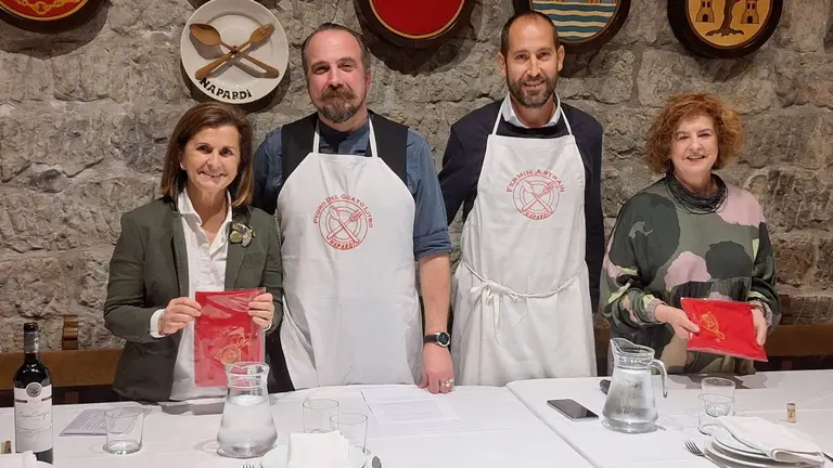 De izquierda a derecha: Mariv&iacute; Argu&ntilde;ano, Pedro del Guayo (vicepresidente de Napardi), Ferm&iacute;n Astrain (presidente de Napardi) y Ana Lezcano. CEDIDA