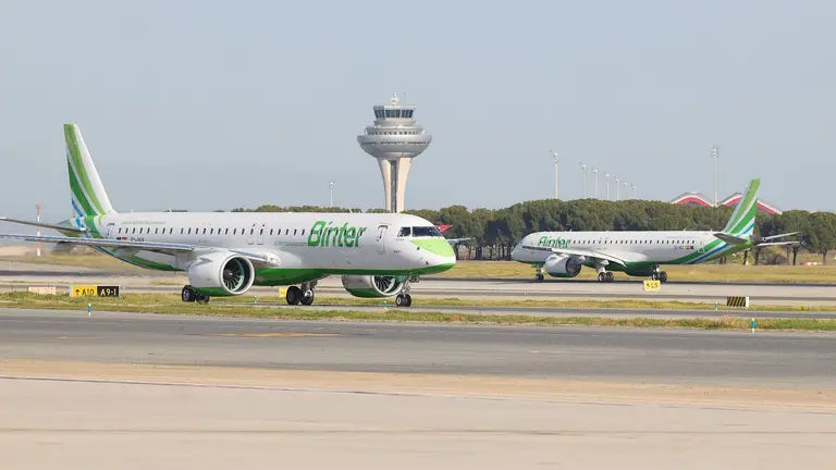 Dos aviones de la compa&ntilde;&iacute;a Binter en la pista de un aeropuerto. BINTER