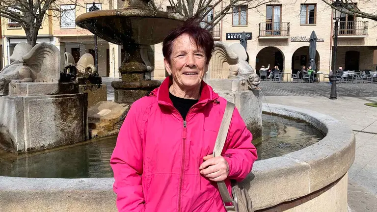 La navarra Josefina Mart&iacute;nez en la fuente de la plaza de Santiago en Estella. Navarra.com