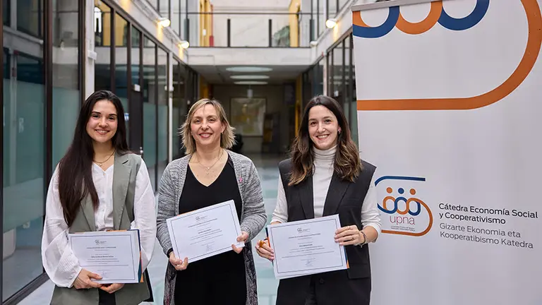 &Aacute;frica Carrillo de Albornoz (finalista), Imelda Cillero (ganadora) y Rosa Jim&eacute;nez (finalista), tras la entrega de premios. UNIVERSIDAD P&Uacute;BLICA DE NAVARRA