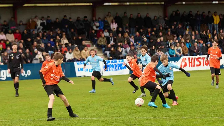 Un partido de la final del Torneo Interescolar de Osasuna de 2025 celebrado con el formato de F&uacute;tbol 8 en Tajonar.