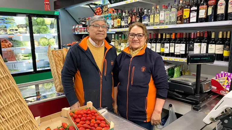 Juan Vicente Yaulema y Elba Roc&iacute;o en el supermercado Udaco de Gonz&aacute;lez Tablas en Pamplona. Navarra.com