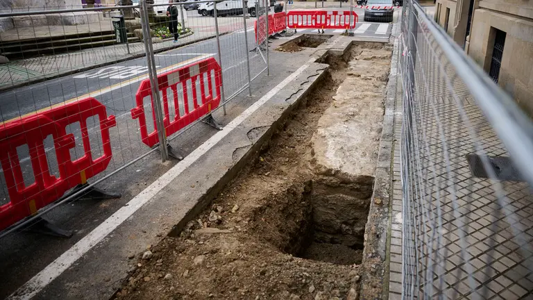 Restos arqueol&oacute;gicos descubiertos en la obras de reurbanizaci&oacute;n del Paseo Sarasate. PABLO LASAOSA