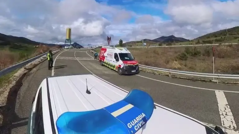 Momento de la atenci&oacute;n al joven. GUARDIA CIVIL NAVARRA