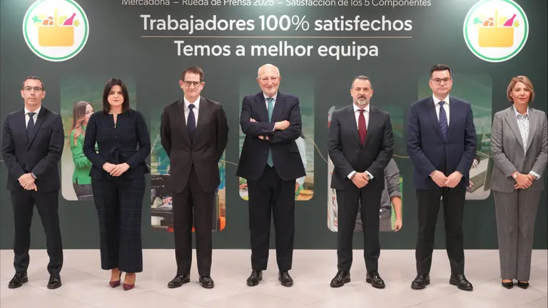 Juan Roig y miembros del Co mité de Dirección de Mercadona tras la celebración de la Rueda de Prensa 2025. MERCADONA