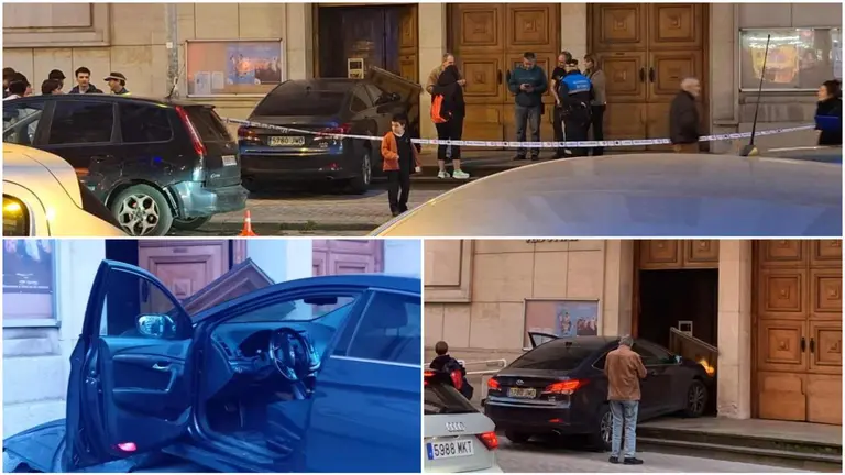 Un coche se empotra contra la puerta del colegio Jesuitas en Pamplona.
