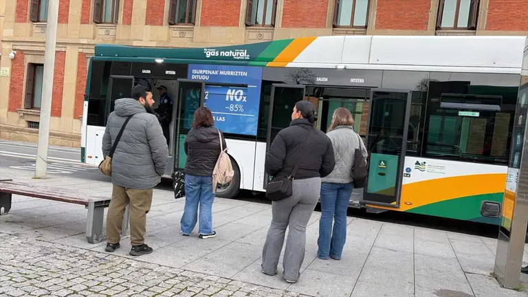 Imagen de la parada de villavesa en la trasera del Parlamento de Navarra. PABLO LASAOSA