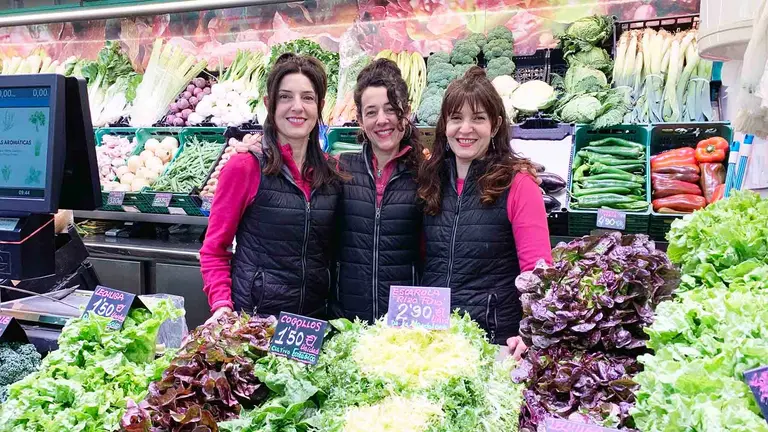 Las hermanas Beroiz, Mari Mar Rakel y Almudena, en su puesto del mercado del Ensanche en Pamplona. Navarra.com