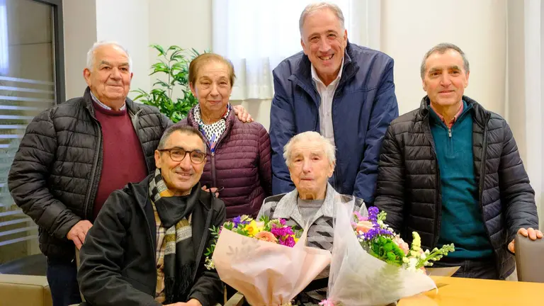 El alcalde de Pamplona felicita a la centenaria &Aacute;ngela Ca&ntilde;o. AYUNTAMIENTO DE PAMPLONA