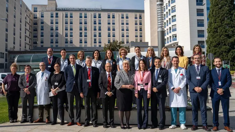 Miembros del Consejo de Direcci&oacute;n y profesionales del Servicio de Calidad de la Cl&iacute;nica, junto a los evaluadores de Joint Commission International.