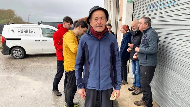 Antonio L&oacute;pez con su grupo de amigos y familiares de Villava en la Javierada 2026. Navarra.com