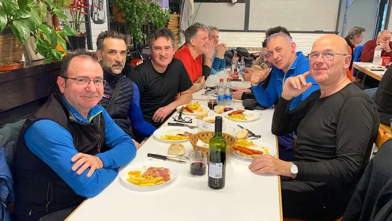 El grupo de amigos del valle de Aranguren con Juan Carlos Oroz a la derecha. Navarra.com