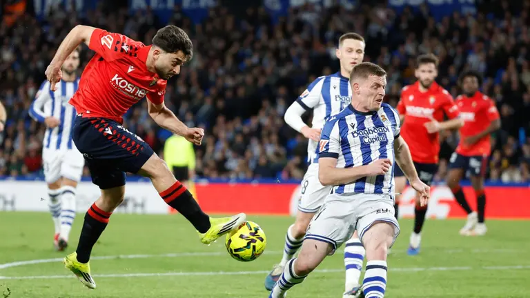 El osasunista Ra&uacute;l Moro intenta el disparo ante la defensa de la Real Sociedad en Anoeta. Efe.