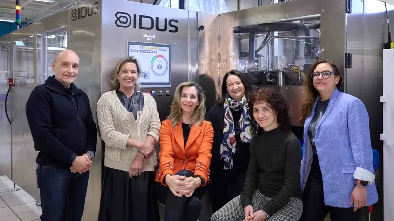 Francisco C. Ib&aacute;&ntilde;ez, Paloma V&iacute;rseda, Mar&iacute;a Jos&eacute; Beri&aacute;in, Idoya Fern&aacute;ndez-Pan, Cristina Arroqui y Mar&iacute;a Natividad Berradre, en un laboratorio de tecnolog&iacute;a de alimentos de la UPNA.