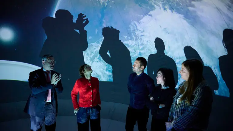 La presidenta de Navarra, Mar&iacute;a Chivite, participa en un acto del programa &lsquo;Escuela de Estrellas&rsquo;, que prepara al alumnado navarro para comprender y vivir de cerca el acontecimiento del eclipse total de sol que ser&aacute; visible en Navarra el pr&oacute;ximo 12 de agosto de 2026. PABLO LASAOSA