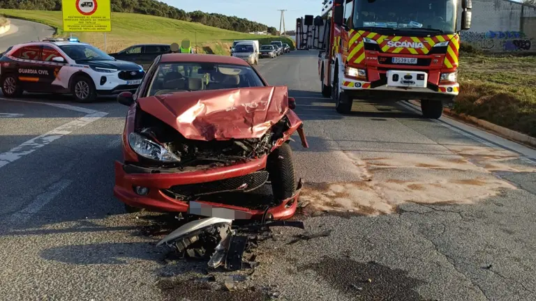 Uno de los veh&iacute;culos implicados en el accidente en Tafalla. BOMBEROS DE NAVARRA
